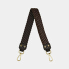 Flettet skulderstropp i Klassisk Ku-skinn, gulldetaljer. Hippi Grace Flettet Flat Skulderstropp i Sort. Ekte skinn. Norsk Design. Skinnstropp til veske. Tilbehør til veske. Gull detaljer. Skulderveske tilbehør.