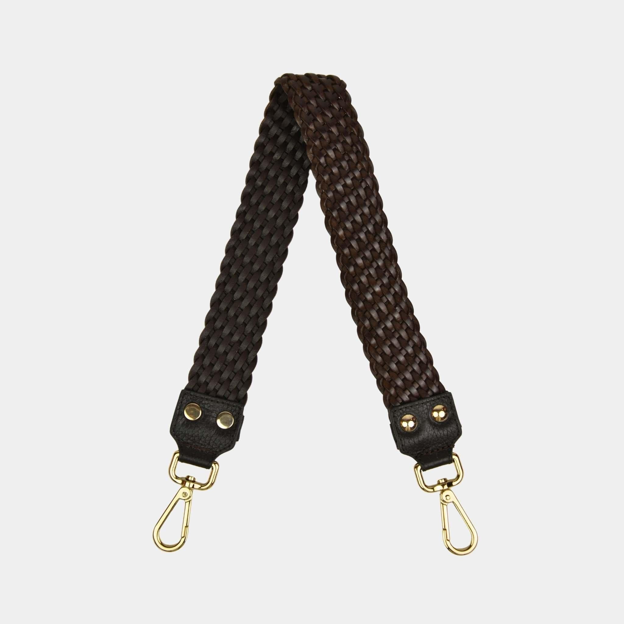 Flettet skulderstropp i Klassisk Ku-skinn, gulldetaljer. Hippi Grace Flettet Flat Skulderstropp i Sort. Ekte skinn. Norsk Design. Skinnstropp til veske. Tilbehør til veske. Gull detaljer. Skulderveske tilbehør.
