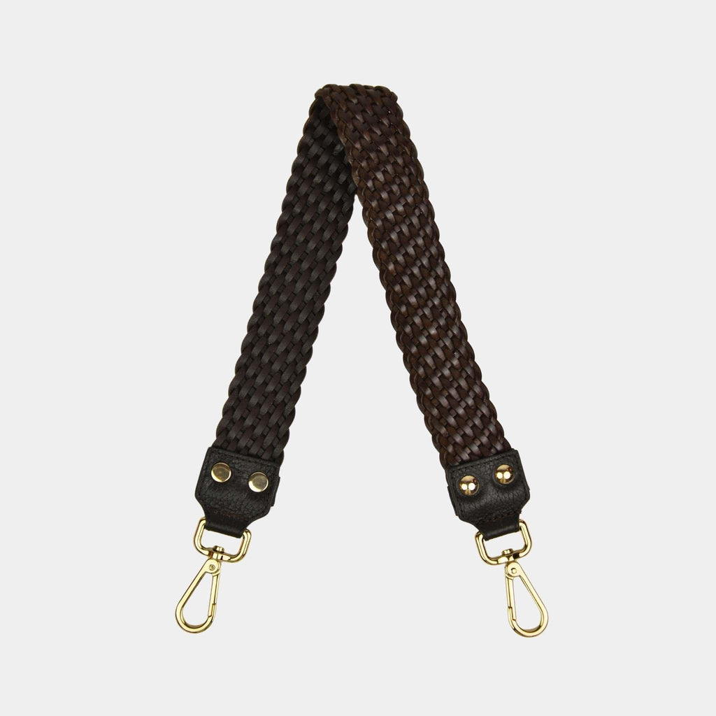 Flettet skulderstropp i Klassisk Ku-skinn, gulldetaljer. Hippi Grace Flettet Flat Skulderstropp i Sort. Ekte skinn. Norsk Design. Skinnstropp til veske. Tilbehør til veske. Gull detaljer. Skulderveske tilbehør.