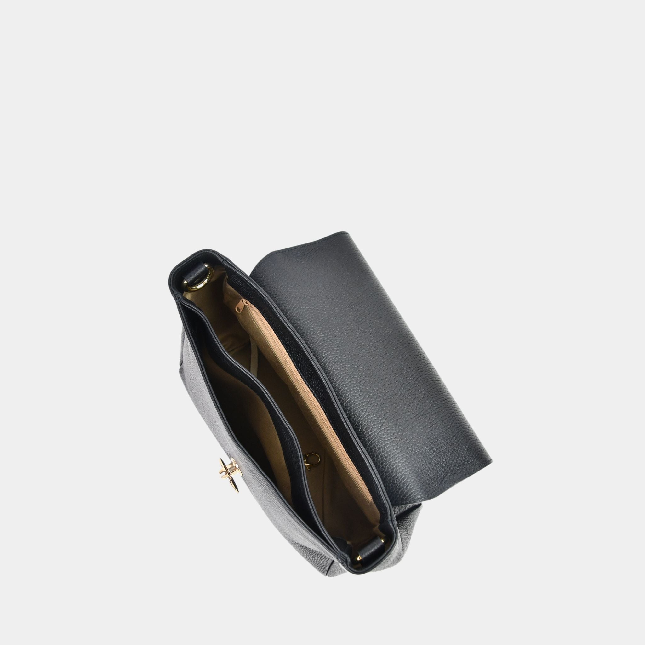 Hippi Grace Hanoi i fargen klassisk sort med gulldetaljer er en mellomstor veske til dame i ekte skinn. Skinnvesken kommer med en regulerbar crossbody stropp og har et praktisk interiør med flere lommer. Vesken har en gullås i front som legger til en fin detalj. Legg til en skulderstropp for en ekstra detalj og for å bære den som en skulderveske. Norsk design. Liten veske dame. Svart veske. Mellomstor veske dame. Crossbody veske i ekte skinn. Veskens Interiør. [wv]