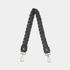 Flettet skulderstropp i Klassisk Ku-skinn, sølvdetaljer. Hippi Grace Flettet Rund Skulderstropp i Nobuck Grå med sølvdetaljer. Ekte skinn. Norsk Design. Skinnstropp til veske. Skulderstropp til veske. Skinnveske tilbehør. Skulderstropp i ekte skinn med flette detaljer.