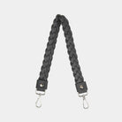 Flettet skulderstropp i Klassisk Ku-skinn, sølvdetaljer. Hippi Grace Flettet Rund Skulderstropp i Nobuck Grå med sølvdetaljer. Ekte skinn. Norsk Design. Skinnstropp til veske. Skulderstropp til veske. Skinnveske tilbehør. Skulderstropp i ekte skinn med flette detaljer.