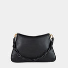 Hippi Grace Paris i fargen klassisk sort er en liten skinnveske til dame. Vesken kommer med en flettet skulderstropp og en regulerbar crossbody stropp, begge avtagbare. Skuldervesken passer perfekt som både hverdagsveske og festveske. Vesken har en dobbel lukking med magnet knapp i topp. Crossbody vesken har et elegant design, med inspirasjon fra den franske baguette vesken. Norsk design. Svart Skinnveske dame. Svart veske i skinn. Festveske dame. Baguette bag i ekte skinn. Sort Veske. Veske Svart.