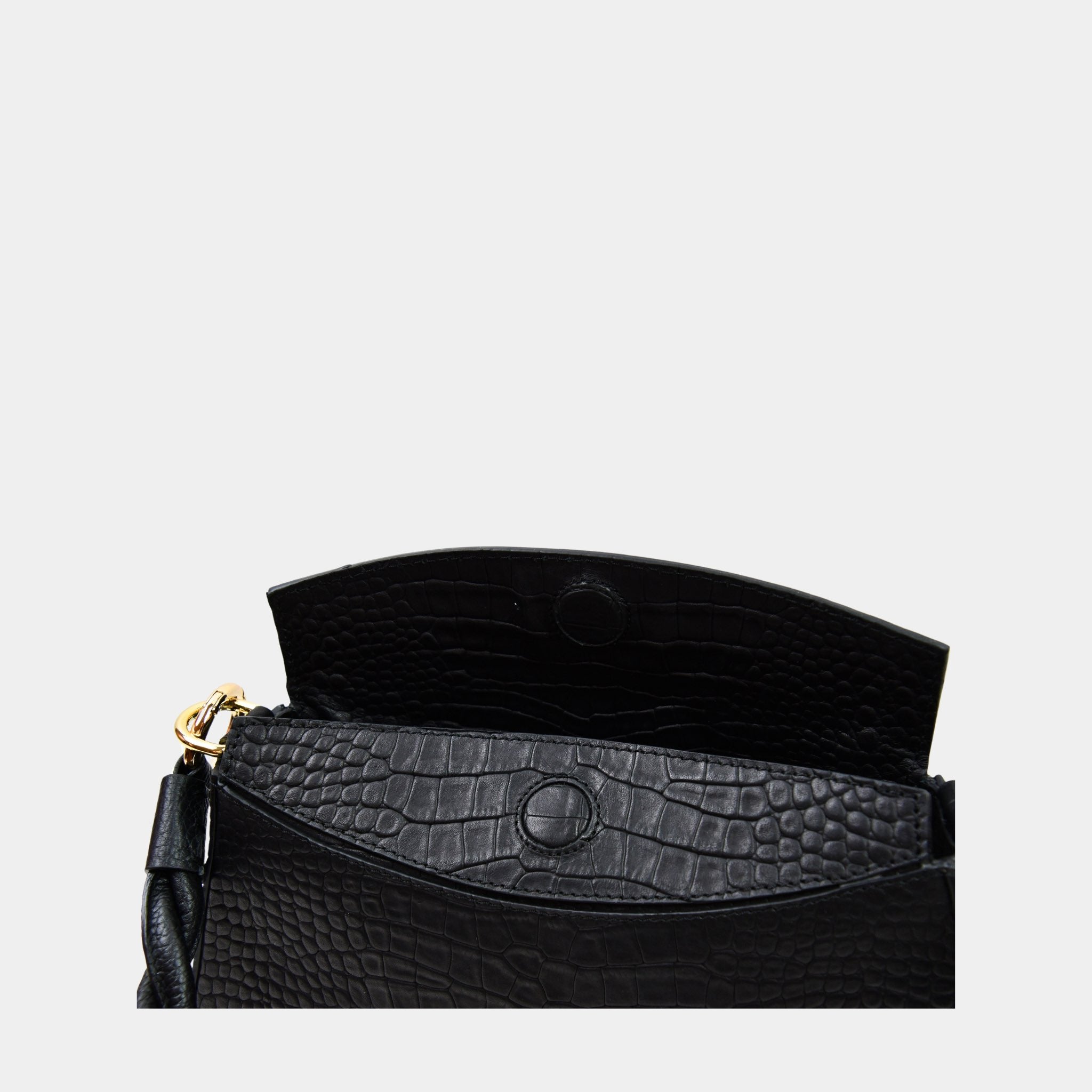 Hippi Grace Paris i fargen coco sort er en liten skinnveske til dame. Vesken kommer med en flettet skulderstropp og en regulerbar crossbody stropp, begge avtagbare. Skuldervesken passer perfekt som både hverdagsveske og festveske. Vesken har en dobbel lukking med magnet knapp i topp. Crossbody vesken har et elegant design, med inspirasjon fra den franske baguette vesken. Norsk design. Svart Skinnveske dame. Svart veske i skinn. Festveske dame. Baguette bag i ekte skinn. Sort Veske. Veske Svart [wv]