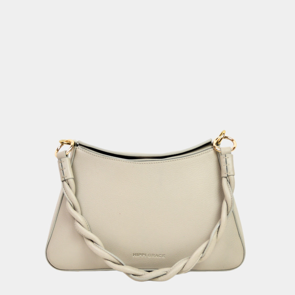 Hippi Grace Paris i fargen Bohem White Sand er en liten skinnveske til dame. Vesken kommer med en flettet skulderstropp og en regulerbar crossbody stropp, begge avtagbare. Skuldervesken passer perfekt som både hverdagsveske og festveske. Vesken har en dobbel lukking med magnet knapp i topp. Crossbody vesken har et elegant design, med inspirasjon fra den franske baguette vesken. Norsk design. Hvit Skinnveske dame. Hvit veske i skinn. Festveske dame. Baguette bag i ekte skinn. Hvut Veske. Veske Hvit