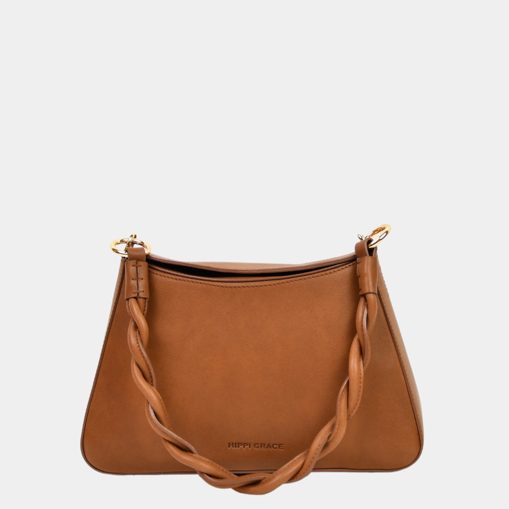 Hippi Grace Paris i fargen bohem luxe tan er en liten skinnveske til dame. Vesken kommer med en flettet skulderstropp og en regulerbar crossbody stropp, begge avtagbare. Skuldervesken passer perfekt som både hverdagsveske og festveske. Vesken har en dobbel lukking med magnet knapp i topp. Crossbody vesken har et elegant design, med inspirasjon fra den franske baguette vesken. Norsk design. Lysebrun Skinnveske dame. Lysebrun veske i skinn. Festveske dame. Baguette bag i ekte skinn.