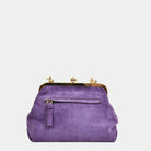 Hippi Grace Positano i fargen Suede Purple m/Gull er en liten skinnveske til dame i Norsk Design. Vesken er laget av nydelig semsket skinn, og har lekre gull detaljer og klikk lås i topp. Selskapsvesken kommer med en lekker metall chain som stropp og en regulerbar Crossbody Stropp, begge avtagbare. . Denne festvesken har et unikt design og et smart interiør. Et smykke til din garderobe. Lilla veske i semsket skinn. Veske i suede. Lilla Suede Veske Dame. Bilde av Baksiden til Positano. [wv]