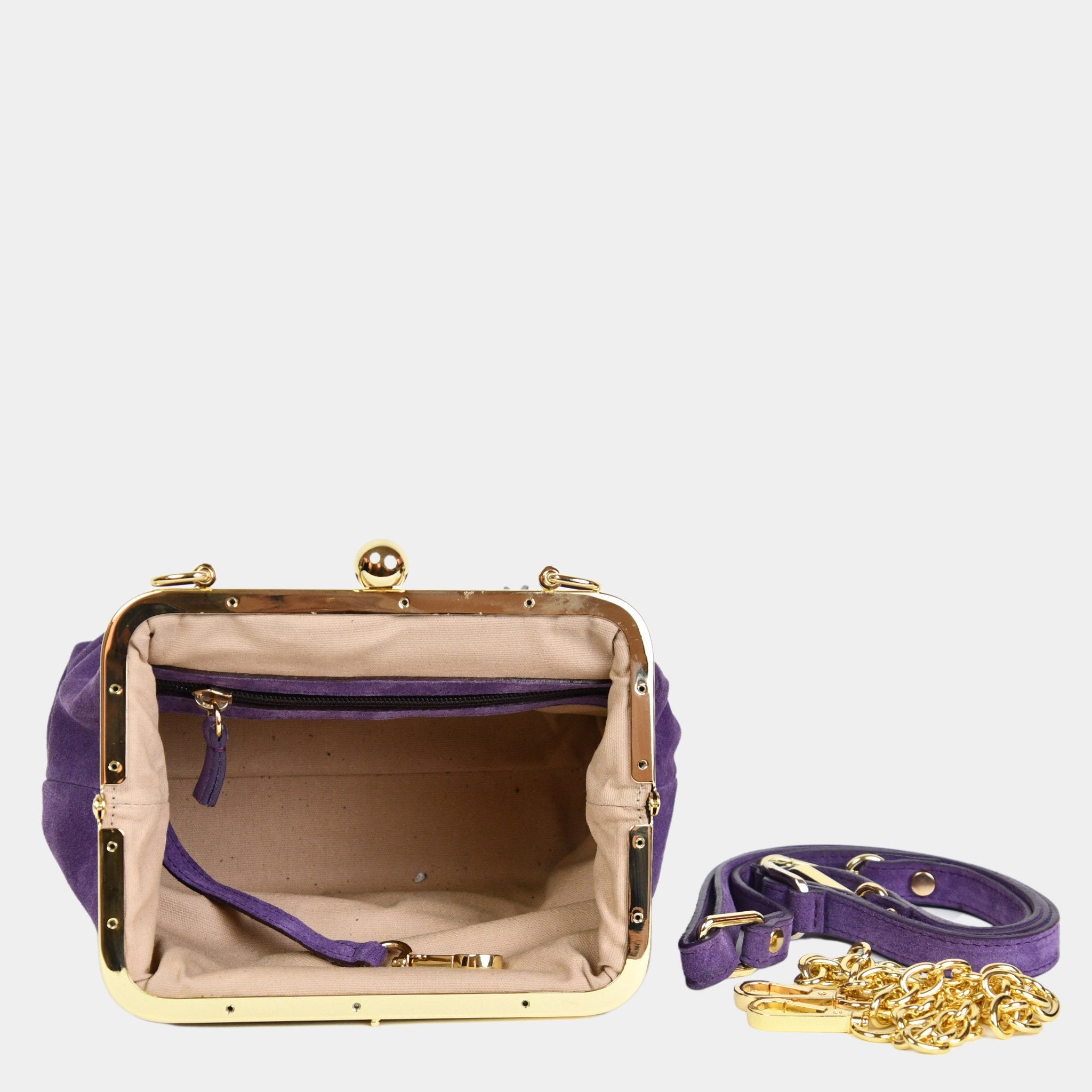 Hippi Grace Positano i fargen Suede Purple m/Gull er en liten skinnveske til dame i Norsk Design. Vesken er laget av nydelig semsket skinn, og har lekre gull detaljer og klikk lås i topp. Selskapsvesken kommer med en lekker metall chain som stropp og en regulerbar Crossbody Stropp, begge avtagbare. . Denne festvesken har et unikt design og et smart interiør. Et smykke til din garderobe. Lilla veske i semsket skinn. Veske i suede. Lilla Suede Veske Dame. Bilde av Interiøret til Positano. [wv]