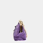 Hippi Grace Positano i fargen Suede Purple m/Gull er en liten skinnveske til dame i Norsk Design. Vesken er laget av nydelig semsket skinn, og har lekre gull detaljer og klikk lås i topp. Selskapsvesken kommer med en lekker metall chain som stropp og en regulerbar Crossbody Stropp, begge avtagbare. . Denne festvesken har et unikt design og et smart interiør. Et smykke til din garderobe. Lilla veske i semsket skinn. Veske i suede. Lilla Suede Veske Dame. Bilde av Siden til Positano. [wv]