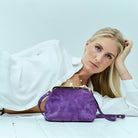 Hippi Grace Positano i fargen Suede Purple m/Gull er en liten skinnveske til dame i Norsk Design. Vesken er laget av nydelig semsket skinn, og har lekre gull detaljer og klikk lås i topp. Selskapsvesken kommer med en lekker metall chain som stropp og en regulerbar Crossbody Stropp, begge avtagbare. . Denne festvesken har et unikt design og et smart interiør. Et smykke til din garderobe. Lilla veske i semsket skinn. Veske i suede. Lilla Suede Veske Dame. Modellbilde av Positano. [wv]