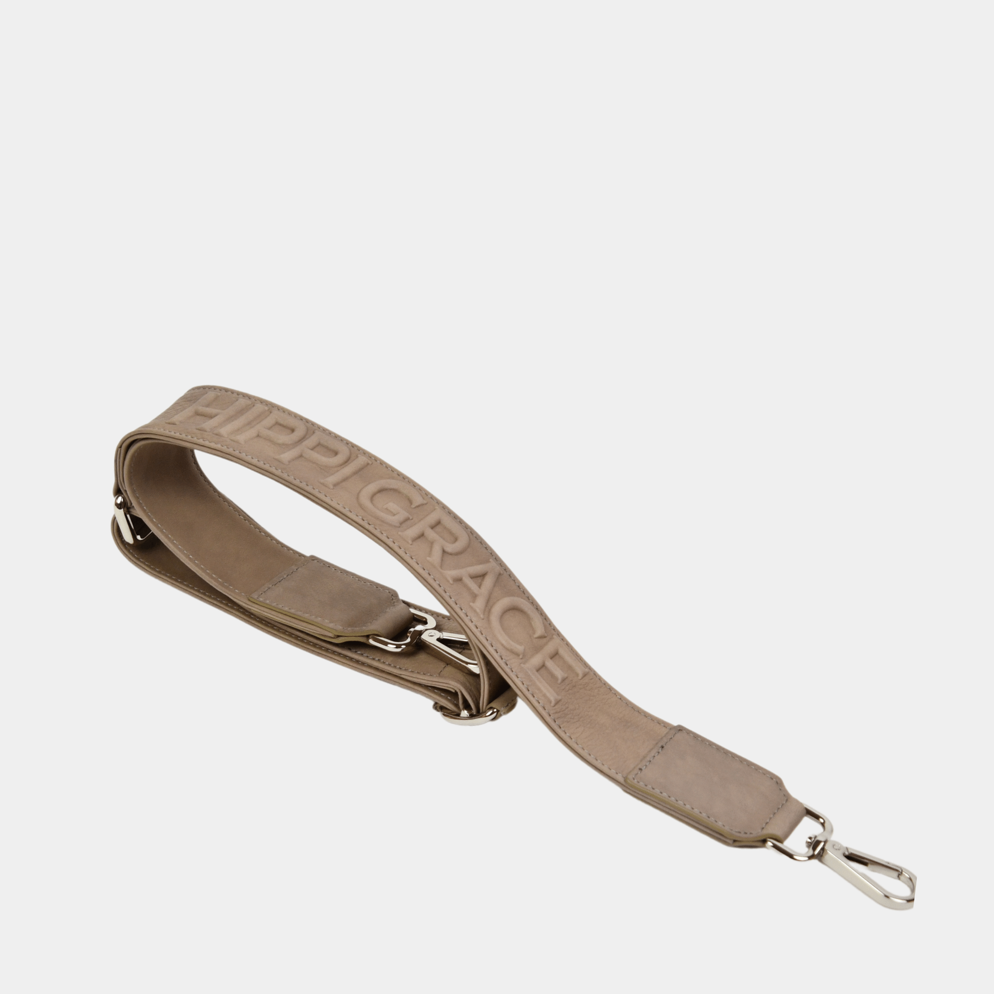 Bred skulderstropp i klassisk Ku-skinn, Crossbody lengde, Preget Logo, sølv detaljer. Hippi Grace Preget Regulerbar Stropp i Bohem Luxe Beige. Ekte skinn. Skinnstropp til veske i ekte skinn. Norsk Design.