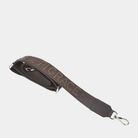 Bred skulderstropp i klassisk Ku-skinn, Crossbody lengde, Preget Logo, sølv detaljer. Hippi Grace Preget Regulerbar Stropp i Bohem Luxe Mocca. Ekte skinn. Skinnstropp til veske i ekte skinn. Norsk Design.