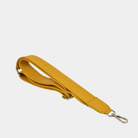 Bred skulderstropp i klassisk Ku-skinn, Crossbody lengde, Preget Logo, sølv detaljer. Hippi Grace Preget Regulerbar Stropp i Bohem Bumblebee. Ekte skinn. Gul Skinnstropp til veske i ekte skinn. Norsk Design.