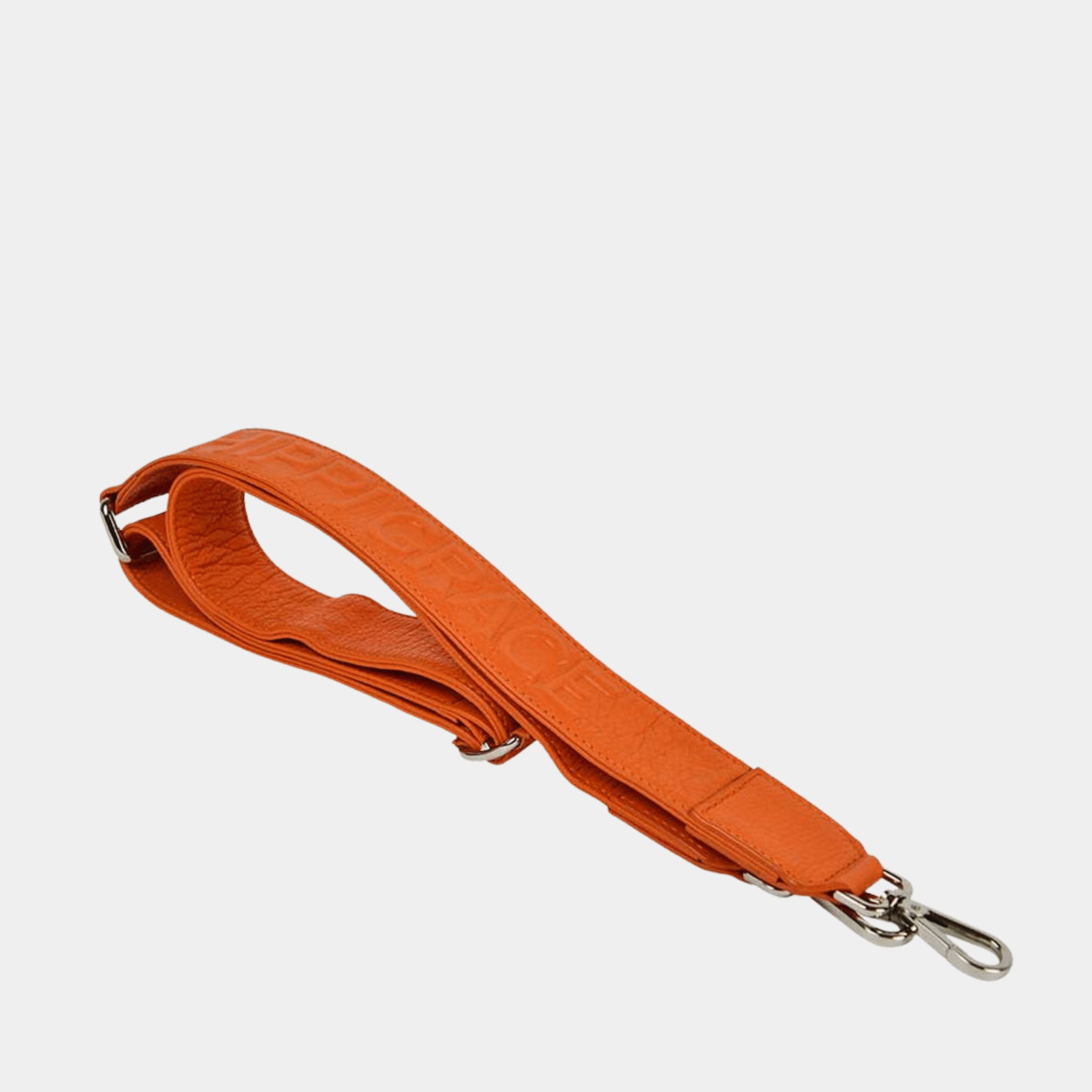 Bred skulderstropp i klassisk Ku-skinn, Crossbody lengde, Preget Logo, sølv detaljer. Hippi Grace Preget Regulerbar Stropp i Klassisk Orange. Ekte skinn. Skinnstropp til veske i ekte skinn. Norsk Design.