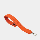 Bred skulderstropp i klassisk Ku-skinn, Crossbody lengde, Preget Logo.  Hippi Grace Preget Stropp i Klassisk Orange. Ekte skinn. Oransje Skinnstropp til veske i ekte skinn. Norsk Design. 
