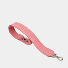 Bred skulderstropp i klassisk Ku-skinn, Crossbody lengde, Preget Logo. Hippi Grace Preget Stropp i Klassisk Rosa. Ekte skinn. Skinnstropp til veske i ekte skinn. Norsk Design.