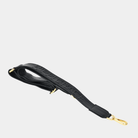 Bred skulderstropp i klassisk Ku-skinn, Crossbody lengde, Preget Logo, gull detaljer. Hippi Grace Preget Regulerbar Stropp i Klassisk Sort med Gull. Ekte skinn. Skinnstropp til veske i ekte skinn. Norsk Design.