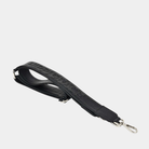 Bred skulderstropp i klassisk Ku-skinn, Crossbody lengde, Preget Logo, sølv detaljer. Hippi Grace Preget Regulerbar Stropp i Klassisk sort. Ekte skinn. Skinnstropp til veske i ekte skinn. Norsk Design.