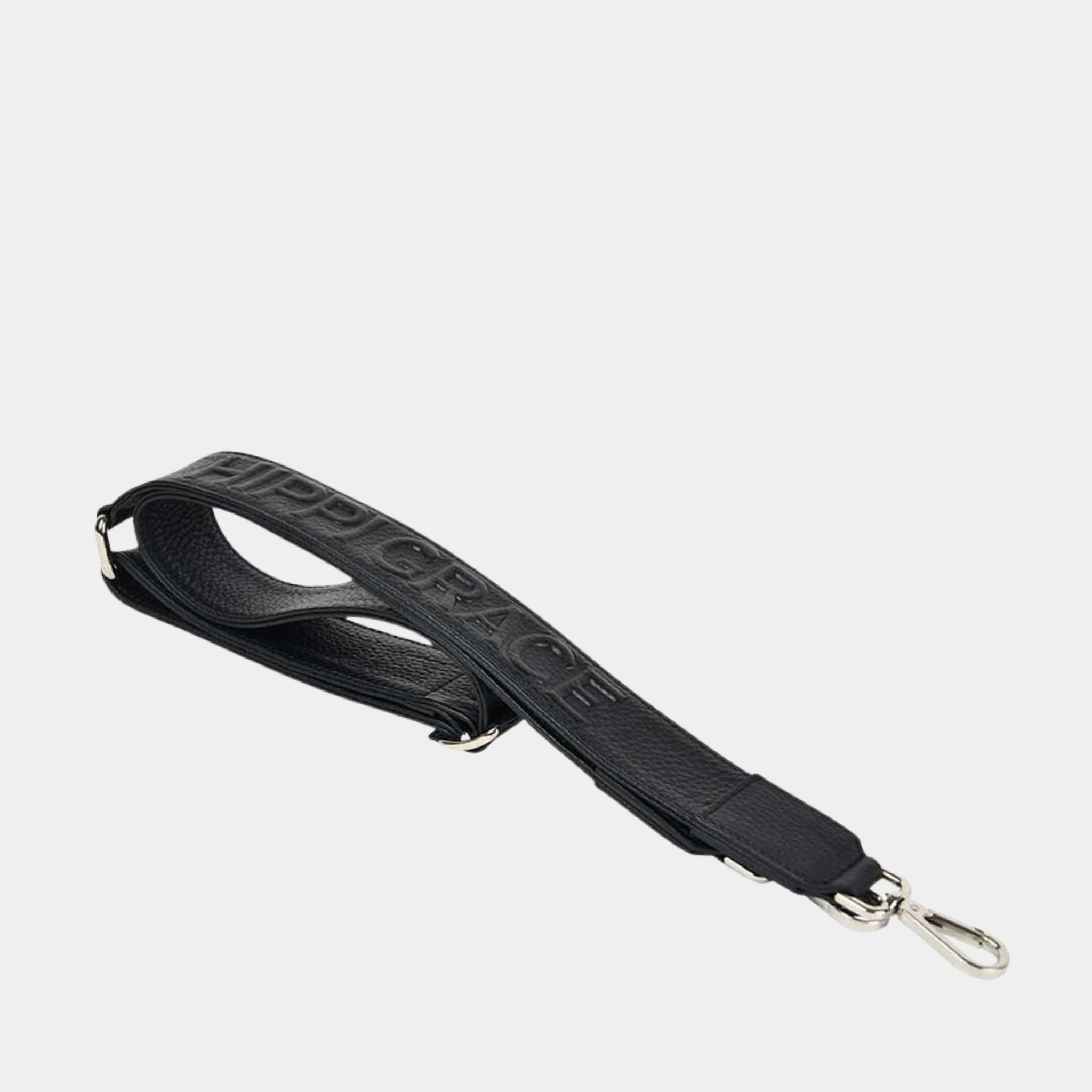 Bred skulderstropp i klassisk Ku-skinn, Crossbody lengde, Preget Logo, sølv detaljer. Hippi Grace Preget Regulerbar Stropp i Klassisk sort. Ekte skinn. Skinnstropp til veske i ekte skinn. Norsk Design.