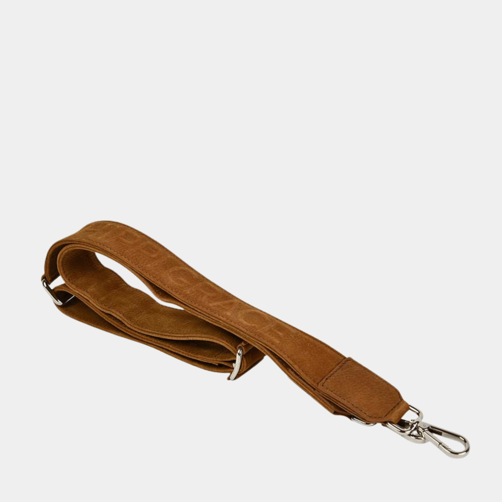 Bred skulderstropp i klassisk Ku-skinn, Crossbody lengde, Preget Logo, sølv detaljer. Hippi Grace Preget Regulerbar Stropp i Nobuck Cognac. Ekte skinn. Skinnstropp til veske i ekte skinn. Norsk Design.