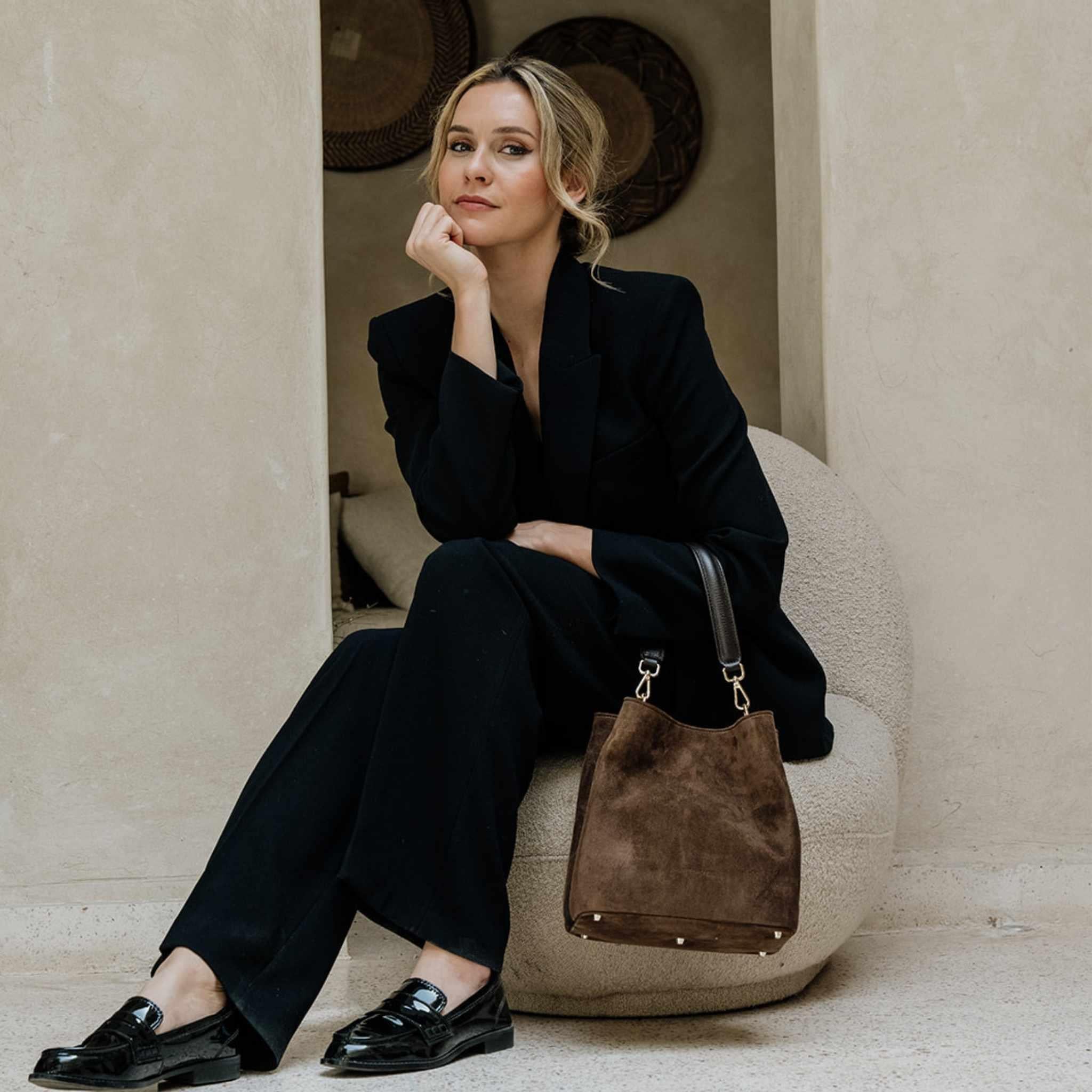 Semsket brun Marbella veske, med kort og lang stropp. Avbildet modell og hippi gace veske. Medium dame veske i ekte semsket skinn. LWG sertifisert produksjon. [wv]