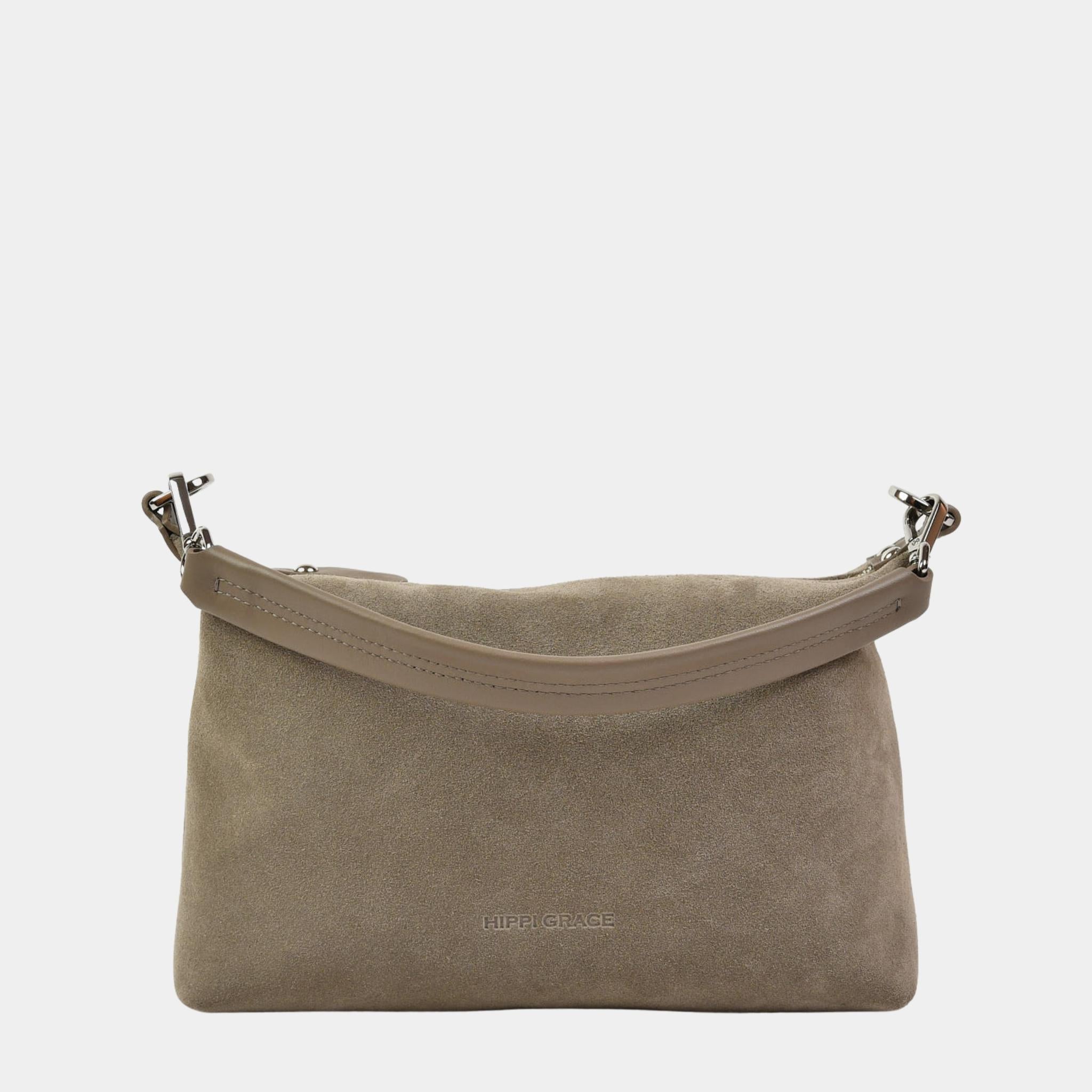 LIten skinnveske i semsket, beige kuskinn. Håndtaket og justerbar crosbodystropp i kommer i glatt skinn i samme farge. Liten hverdagsveske for med plass til det viktigste.