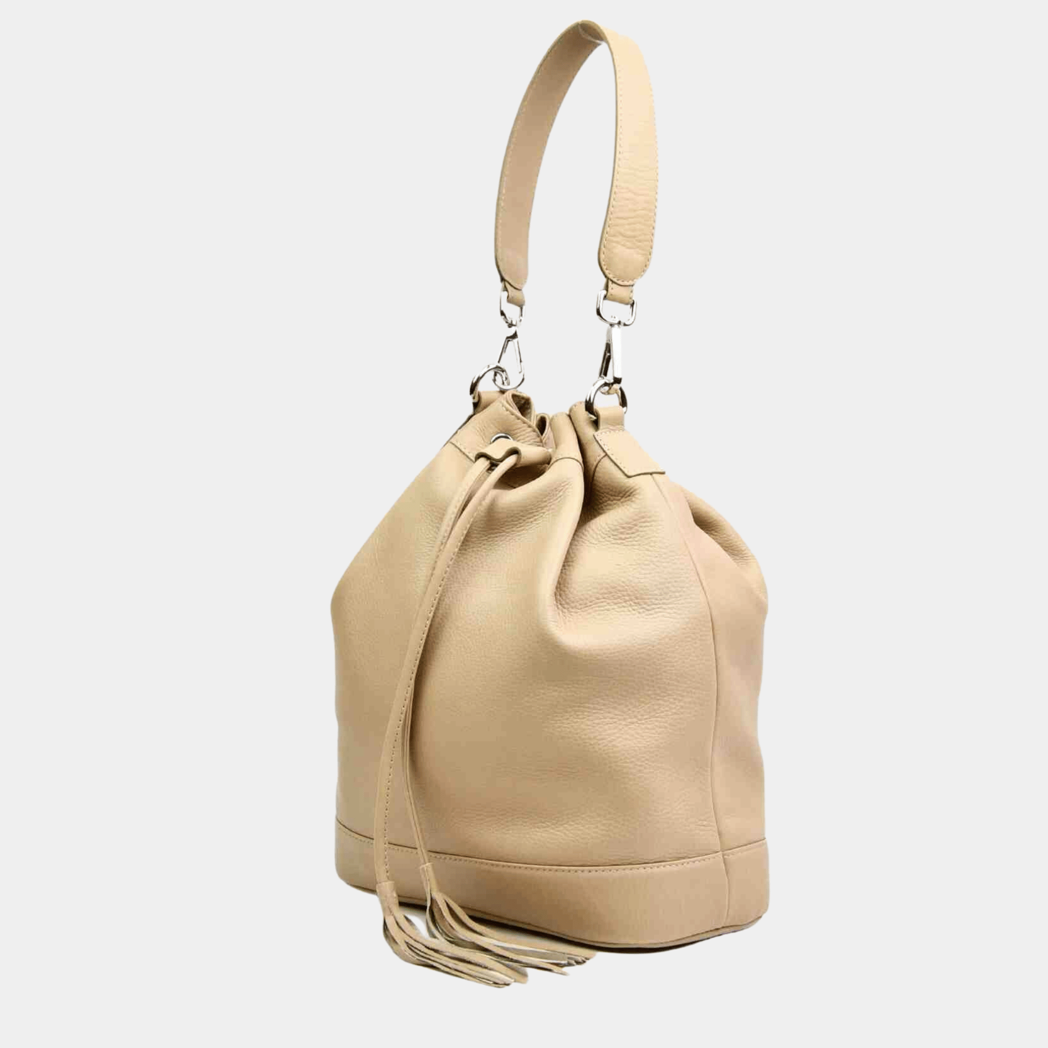 Skulder og Crossbody veske, Klassisk Ku-skinn, Skulder og crossbody stropp, lukkes med snøring, frynse detaljer, glidelås-lomme bak, sølvdetaljer. Hippi Grace Singapore i fargen Bohem Beige er en mellomstor skinnveske til dame. Skinnvesken kommer med en skulderstropp og en regulerbar crossbody stropp, som begge er avtagbare. mellomstor skulderveske dame i ekte skinn. Norsk Design. [wv]