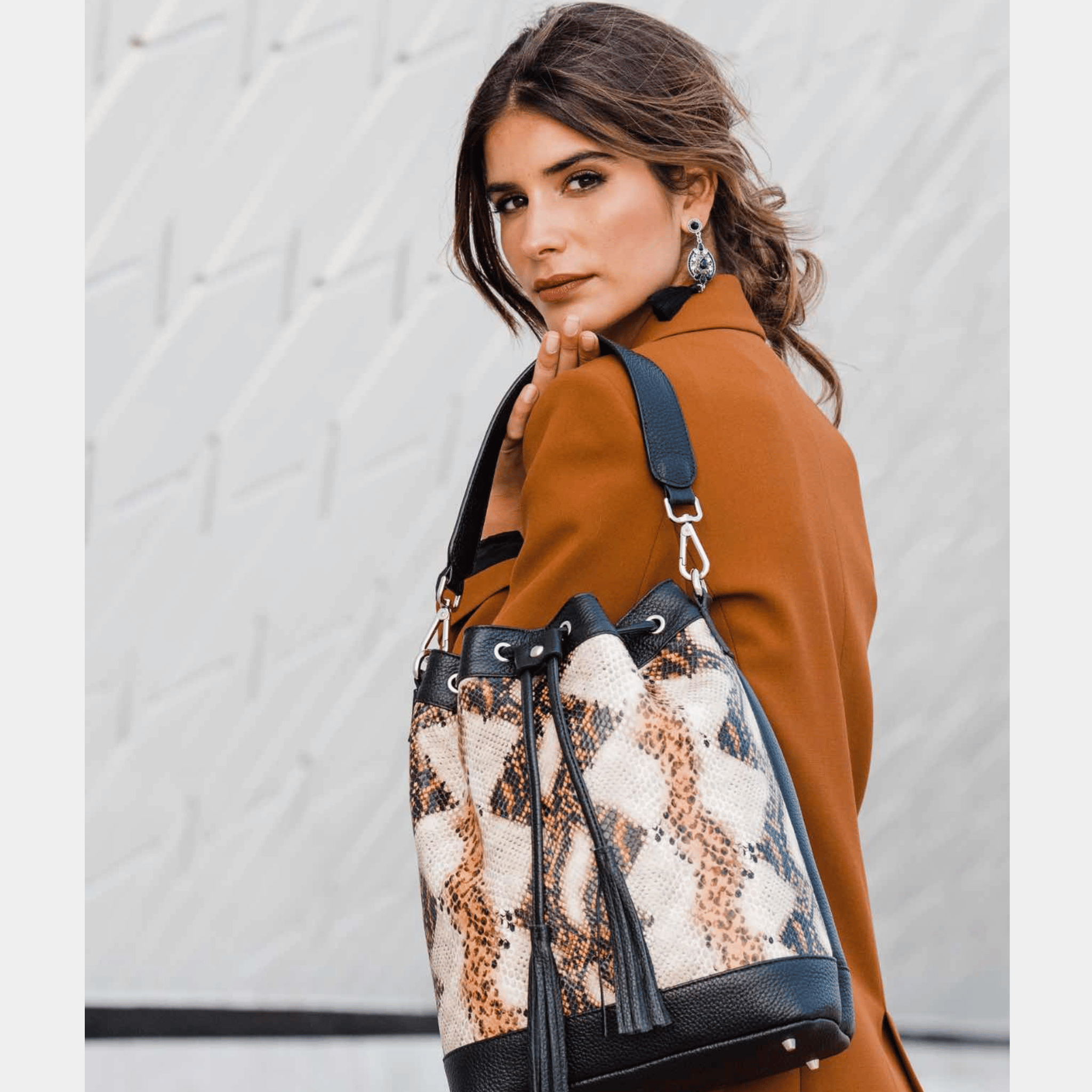 Skulder og Crossbody veske, Klassisk Ku-skinn, Skulder og crossbody stropp, lukkes med snøring, frynse detaljer, glidelås-lomme bak, sølvdetaljer. [wv]