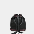 Skulder og Crossbody veske, Klassisk Ku-skinn, Skulder og crossbody stropp, lukkes med snøring, frynse detaljer, glidelås-lomme bak, sølvdetaljer. 