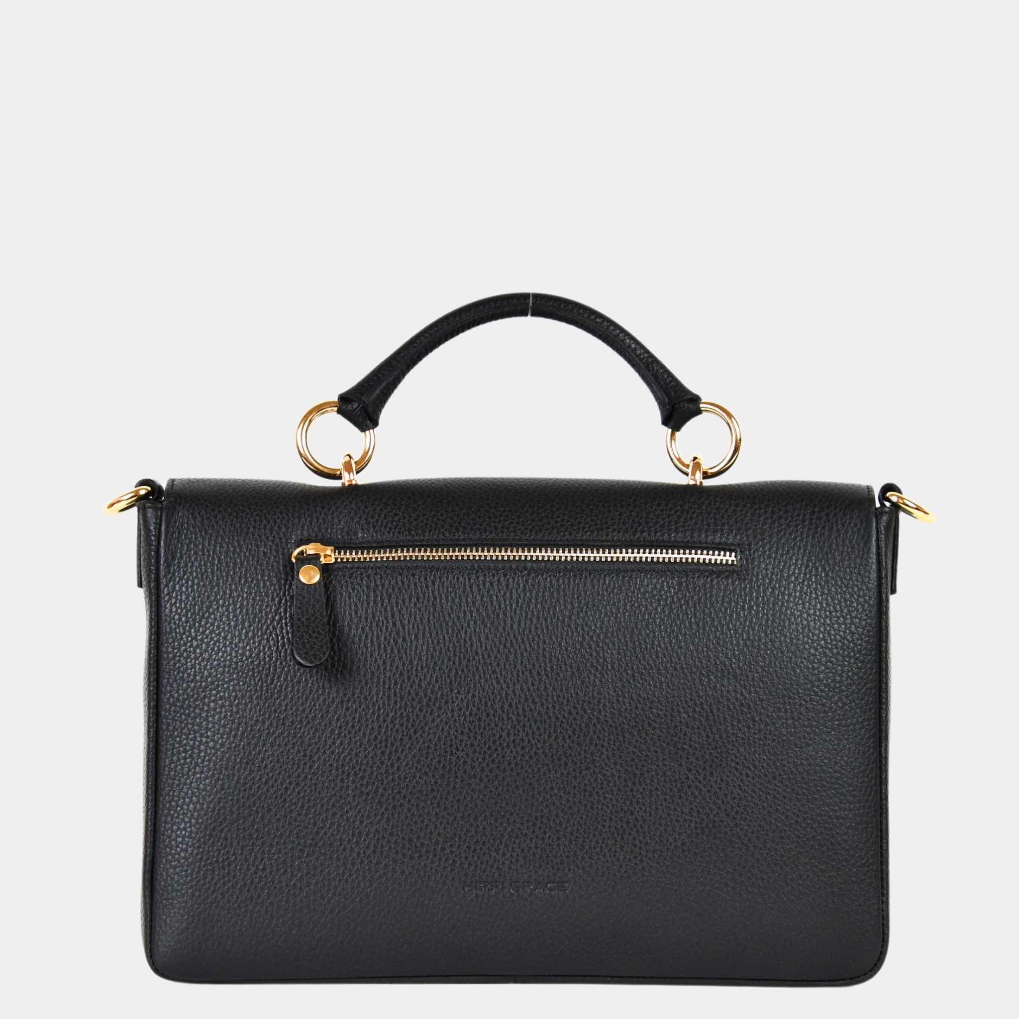 Skinnveske i Svart med Gulldetaljer. Hippi Grace Sotogrande Midi er en mellomstor veske til dame i ekte skinn. Skinnvesken kommer med et elegant håndtak og en avtagbar og regulerbar crossbody stropp. Vesken har et klassisk, funksjonelt og tidløst design som overlever alle trender. Skinnvesken har en klipp lås i front for å lukke vesken. Veske dame. Sort veske. Svart veske dame. jobbveske dame. hverdagsveske dame. Norsk design. Crossbody Veske dame. Crossbodyveske dame. Baksiden av vesken. [wv]