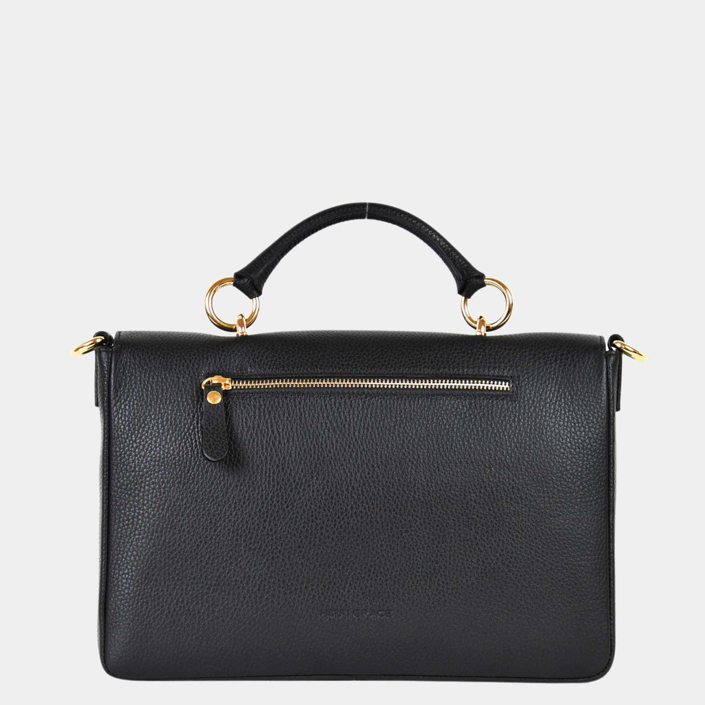 Skinnveske i Svart med Gulldetaljer. Hippi Grace Sotogrande Midi er en mellomstor veske til dame i ekte skinn. Skinnvesken kommer med et elegant håndtak og en avtagbar og regulerbar crossbody stropp. Vesken har et klassisk, funksjonelt og tidløst design som overlever alle trender. Skinnvesken har en klipp lås i front for å lukke vesken. Veske dame. Sort veske. Svart veske dame. jobbveske dame. hverdagsveske dame. Norsk design. Crossbody Veske dame. Crossbodyveske dame. Baksiden av vesken.