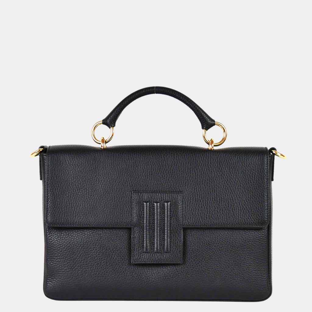 Skinnveske i Svart med Gulldetaljer. Hippi Grace Sotogrande Midi er en mellomstor veske til dame i ekte skinn. Skinnvesken kommer med et elegant håndtak og en avtagbar og regulerbar crossbody stropp. Vesken har et klassisk, funksjonelt og tidløst design som overlever alle trender. Skinnvesken har en klipp lås i front for å lukke vesken. Veske dame. Sort veske. Svart veske dame. jobbveske dame. hverdagsveske dame. Norsk design. Crossbody Veske dame. Crossbodyveske dame. Forsiden av vesken.