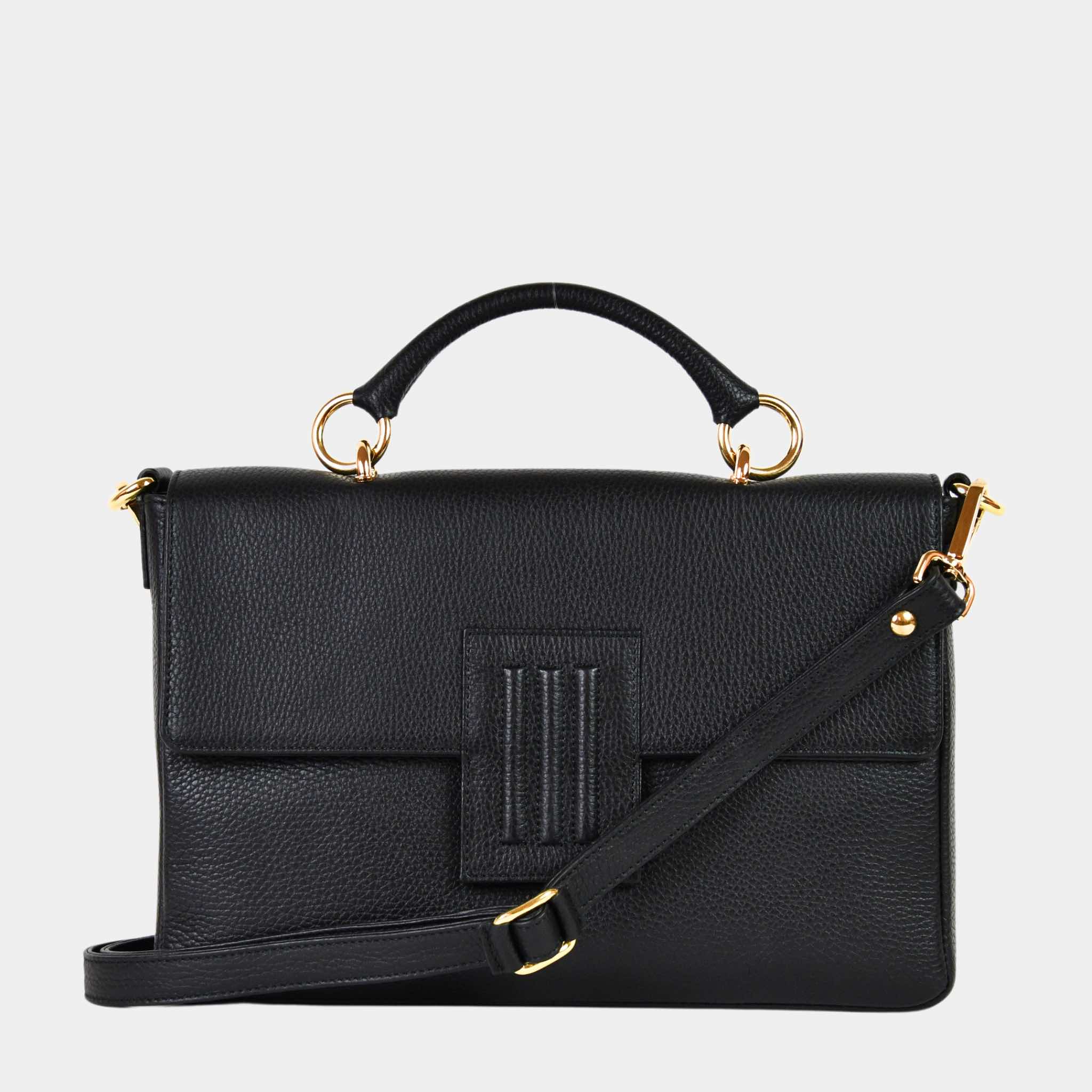Skinnveske i Svart med Gulldetaljer. Hippi Grace Sotogrande Midi er en mellomstor veske til dame i ekte skinn. Skinnvesken kommer med et elegant håndtak og en avtagbar og regulerbar crossbody stropp. Vesken har et klassisk, funksjonelt og tidløst design. Skinnvesken har en klipp lås i front for å lukke vesken. Veske dame. Sort veske. Svart veske dame. jobbveske dame. hverdagsveske dame. Norsk design. Crossbody Veske dame. Crossbodyveske dame. Forsiden av vesken med synlig stropp. [wv]