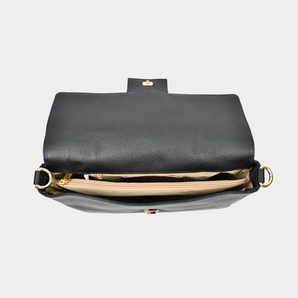 Skinnveske i Svart med Gulldetaljer. Hippi Grace Sotogrande Midi er en mellomstor veske til dame i ekte skinn. Skinnvesken kommer med et elegant håndtak og en avtagbar og regulerbar crossbody stropp. Vesken har et klassisk, funksjonelt og tidløst design som overlever alle trender. Skinnvesken har en klipp lås i front for å lukke vesken. Veske dame. Sort veske. Svart veske dame. jobbveske dame. hverdagsveske dame. Norsk design. Crossbody Veske dame. Crossbodyveske dame. Interiøret til vesken.