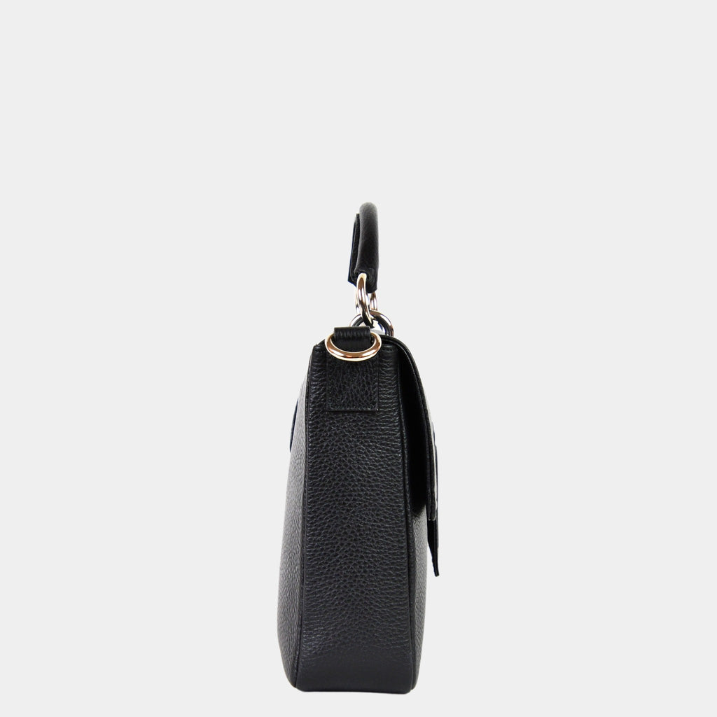 Skinnveske i Svart med Gulldetaljer. Hippi Grace Sotogrande Midi er en mellomstor veske til dame i ekte skinn. Skinnvesken kommer med et elegant håndtak og en avtagbar og regulerbar crossbody stropp. Vesken har et klassisk, funksjonelt og tidløst design som overlever alle trender. Skinnvesken har en klipp lås i front for å lukke vesken. Veske dame. Sort veske. Svart veske dame. jobbveske dame. hverdagsveske dame. Norsk design. Crossbody Veske dame. Crossbodyveske dame. Sideprofilen til vesken.