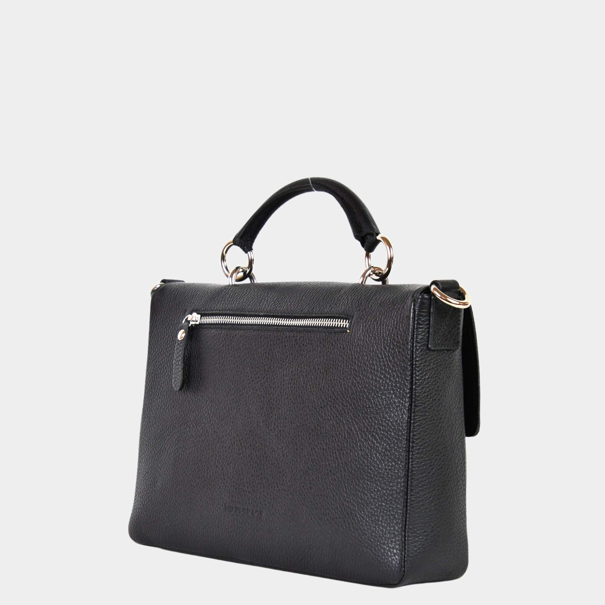 Skinnveske i Svart med Gulldetaljer. Hippi Grace Sotogrande Midi er en mellomstor veske til dame i ekte skinn. Skinnvesken kommer med et elegant håndtak og en avtagbar og regulerbar crossbody stropp. Vesken har et klassisk, funksjonelt og tidløst design som overlever alle trender. Skinnvesken har en klipp lås i front for å lukke vesken. Veske dame. Sort veske. Svart veske dame. jobbveske dame. hverdagsveske dame. Norsk design. Crossbody Veske dame. Crossbodyveske dame. Skråsiden av vesken. [wv]