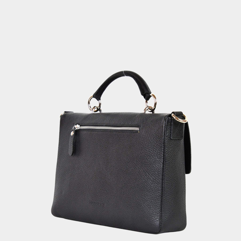 Skinnveske i Svart med Gulldetaljer. Hippi Grace Sotogrande Midi er en mellomstor veske til dame i ekte skinn. Skinnvesken kommer med et elegant håndtak og en avtagbar og regulerbar crossbody stropp. Vesken har et klassisk, funksjonelt og tidløst design som overlever alle trender. Skinnvesken har en klipp lås i front for å lukke vesken. Veske dame. Sort veske. Svart veske dame. jobbveske dame. hverdagsveske dame. Norsk design. Crossbody Veske dame. Crossbodyveske dame. Skråsiden av vesken.