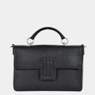 Skinnveske i Svart med sølvdetaljer. Hippi Grace Sotogrande Midi er en mellomstor veske til dame i ekte skinn. Skinnvesken kommer med et elegant håndtak og en avtagbar og regulerbar crossbody stropp. Vesken har et klassisk, funksjonelt og tidløst design som overlever alle trender. Skinnvesken har en klipp lås i front for å lukke vesken. Veske dame. Sort veske. Svart veske dame. jobbveske dame. hverdagsveske dame. Norsk design. Crossbody Veske dame. Crossbodyveske dame. Forsiden av vesken.