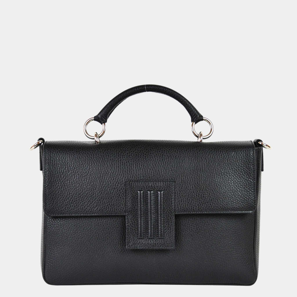 Skinnveske i Svart med sølvdetaljer. Hippi Grace Sotogrande Midi er en mellomstor veske til dame i ekte skinn. Skinnvesken kommer med et elegant håndtak og en avtagbar og regulerbar crossbody stropp. Vesken har et klassisk, funksjonelt og tidløst design som overlever alle trender. Skinnvesken har en klipp lås i front for å lukke vesken. Veske dame. Sort veske. Svart veske dame. jobbveske dame. hverdagsveske dame. Norsk design. Crossbody Veske dame. Crossbodyveske dame. Forsiden av vesken.