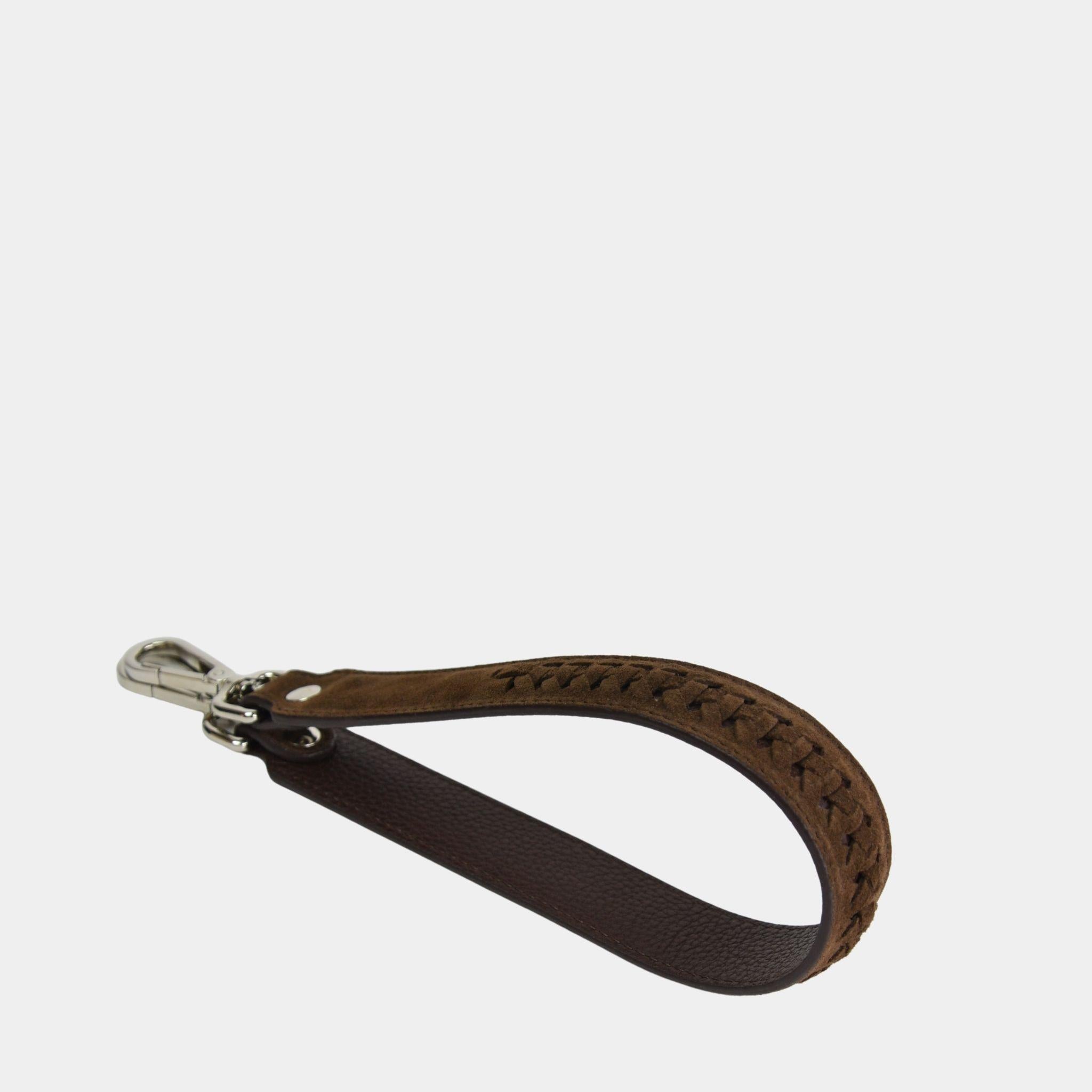 SKulderstropp i semsket brunt skinn, med flettedetaljer. Kombinasjon av glatt og semket skinn. Festes med avtagbare kroker i sølv.