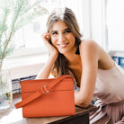 Hippi Grace Kyoto er en liten skinnveske til dame i fargen Superior Orange. Vesken kommer med en regulerbar og avtagbar crossbody stropp. Oransje crossbody småveske i ku-skinn. Hverdagsveske i ekte skinn. Festveske i ekte skinn. Norsk design. Glidelås lukking i topp. Oransje skinnveske. Skinnveske i oransje. Oransje veske i ekte skinn. Crossbody veske i ekte skinn. [wv]