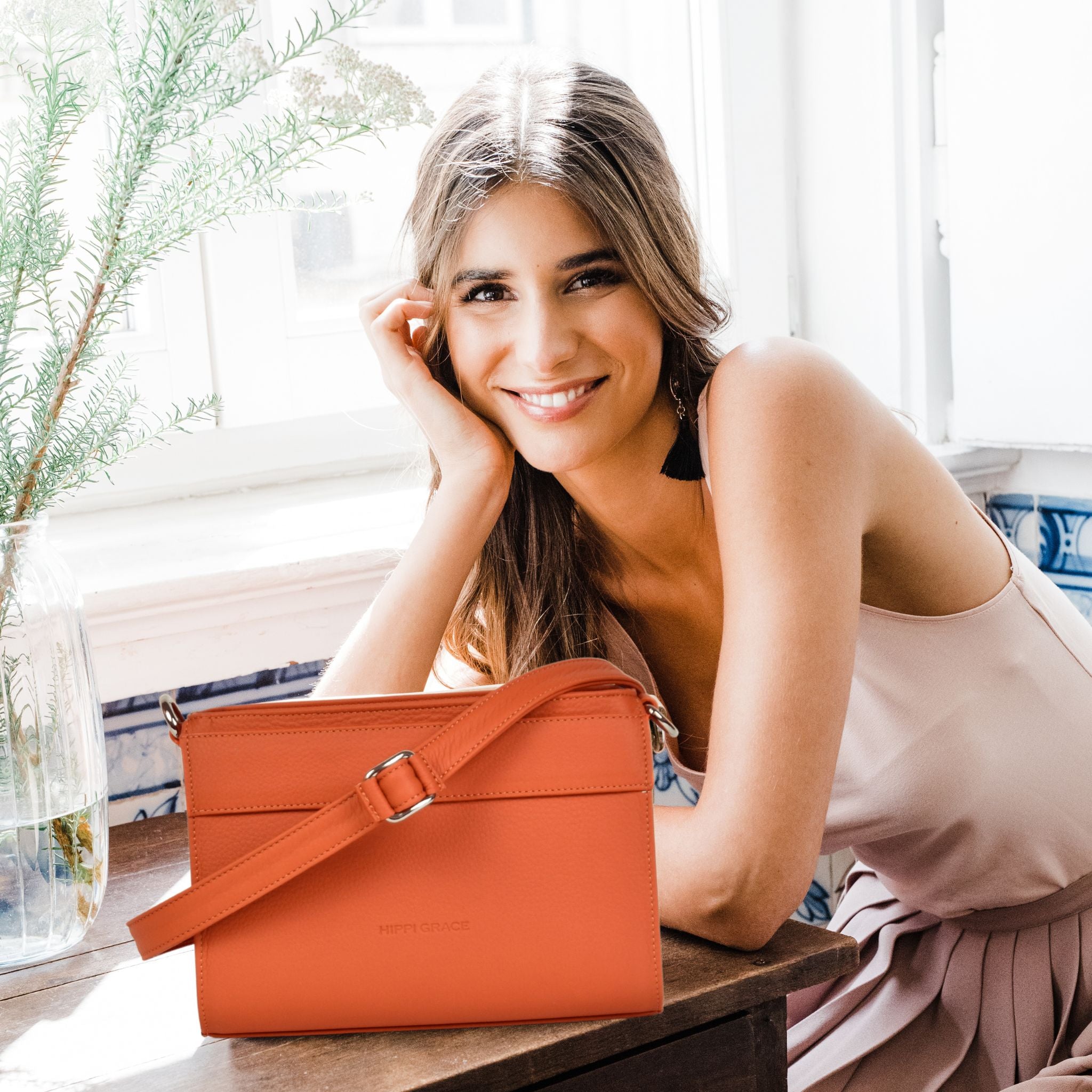 Hippi Grace Kyoto er en liten skinnveske til dame i fargen Superior Orange. Vesken kommer med en regulerbar og avtagbar crossbody stropp. Oransje crossbody småveske i ku-skinn. Hverdagsveske i ekte skinn. Festveske i ekte skinn. Norsk design. Glidelås lukking i topp. Oransje skinnveske. Skinnveske i oransje. Oransje veske i ekte skinn. Crossbody veske i ekte skinn. [wv]