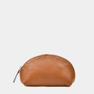 Sminkepung, Ku-skinn, Glidelås-lukning. Hippi Grace Sminkepung i fargen klassisk cognac er en mellomstor sminkemappe i ekte skinn. Sminkemappen passer perfekt til å ha i vesken din.