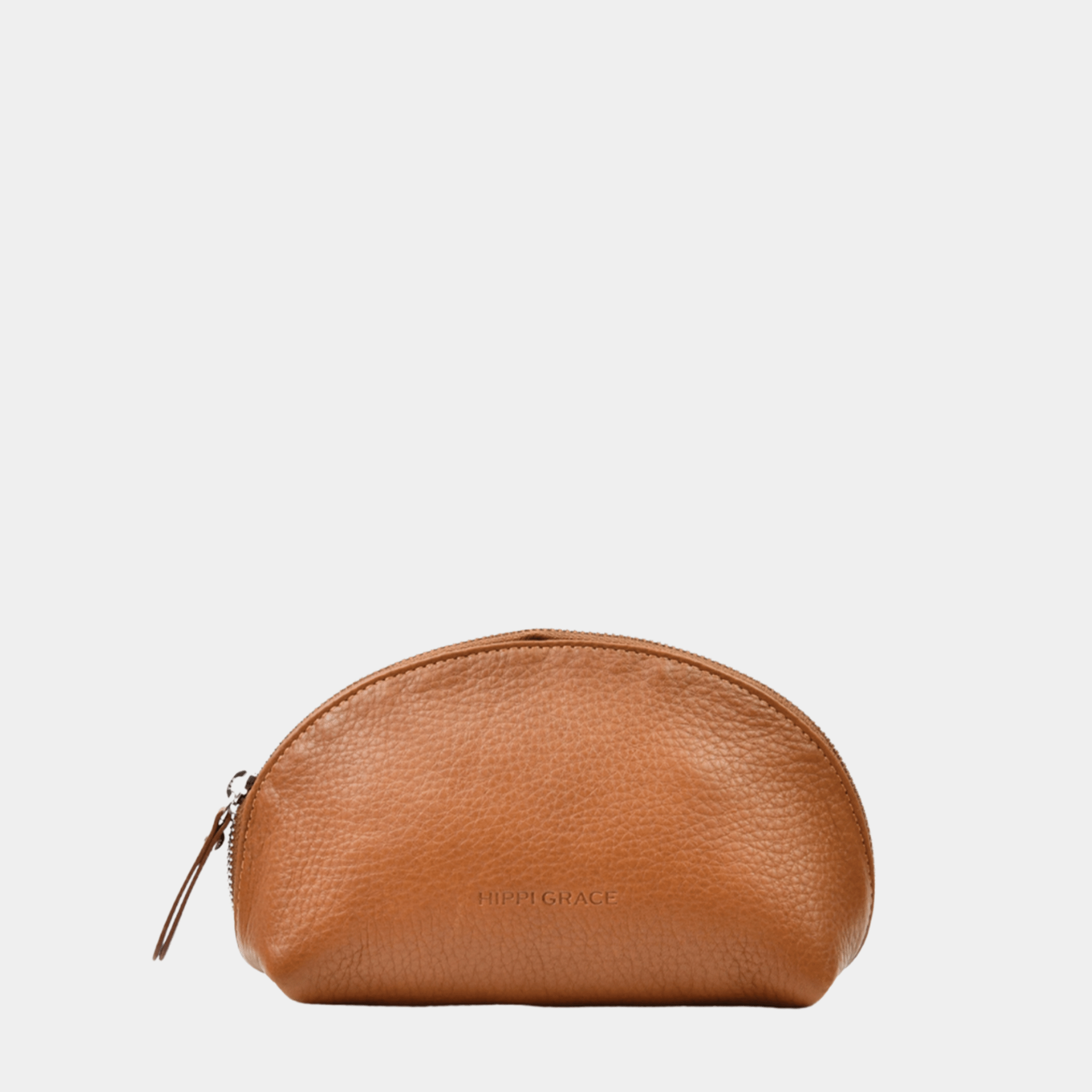 Sminkepung, Ku-skinn, Glidelås-lukning. Hippi Grace Sminkepung i fargen klassisk cognac er en mellomstor sminkemappe i ekte skinn. Sminkemappen passer perfekt til å ha i vesken din.