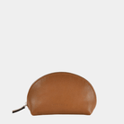 Sminkepung, Ku-skinn, Glidelås-lukning. Hippi Grace Sminkepung i fargen klassisk cognac er en mellomstor sminkemappe i ekte skinn. Sminkemappen passer perfekt til å ha i vesken din.