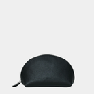 Sminkepung, Ku-skinn, Glidelås-lukning. Hippi Grace Sminkepung i fargen klassisk sort er en mellomstor sminkemappe i ekte skinn. Sminkemappen passer perfekt til å ha i vesken din.