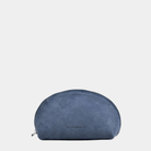 Sminkepung, Ku-skinn, Glidelås-lukning. Hippi Grace Sminkepung i fargen nobuck jansblå er en mellomstor sminkemappe i ekte skinn. Sminkemappen passer perfekt til å ha i vesken din.