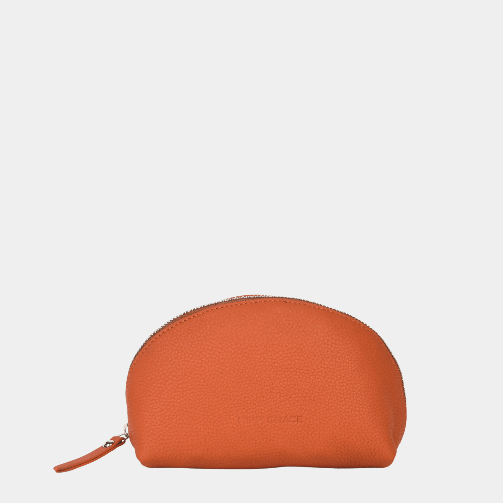 Sminkepung, Ku-skinn, Glidelås-lukning. Hippi Grace Sminkepung i fargen superior orange er en mellomstor sminkemappe i ekte skinn. Sminkemappen passer perfekt til å ha i vesken din.