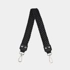 Flettet skulderstropp i Klassisk Ku-skinn, sølvdetaljer. Hippi Grace Flettet Flat Skulderstropp i Sort. Ekte skinn. Norsk Design. Skinnstropp til veske. Tilbehør til veske. Skulderveske tilbehør.