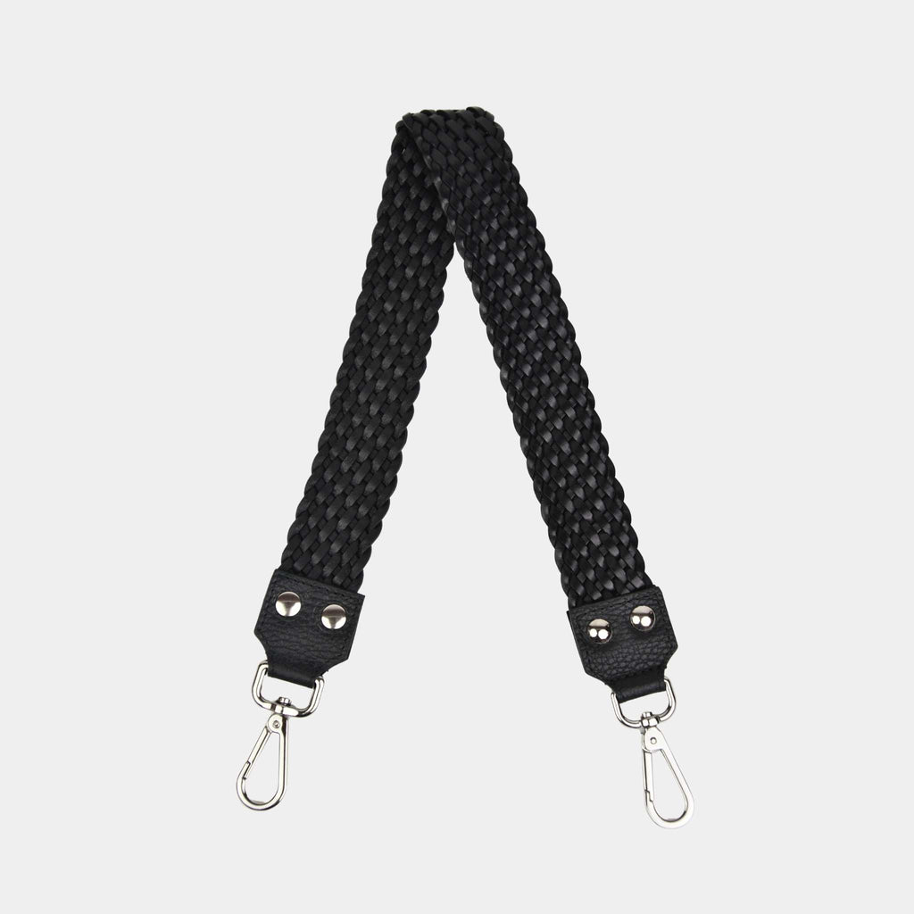 Flettet skulderstropp i Klassisk Ku-skinn, sølvdetaljer. Hippi Grace Flettet Flat Skulderstropp i Sort. Ekte skinn. Norsk Design. Skinnstropp til veske. Tilbehør til veske. Skulderveske tilbehør.